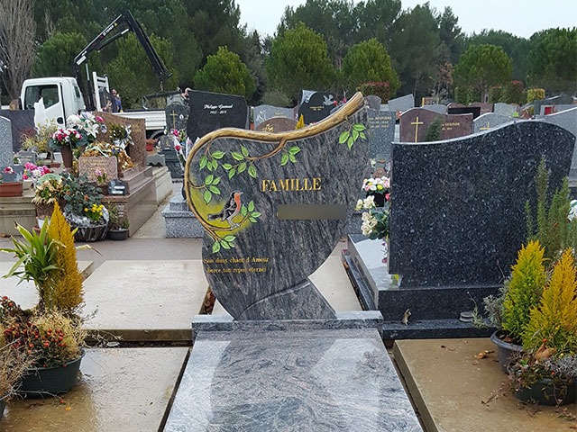 Monuments avec incrustation en pate de verre